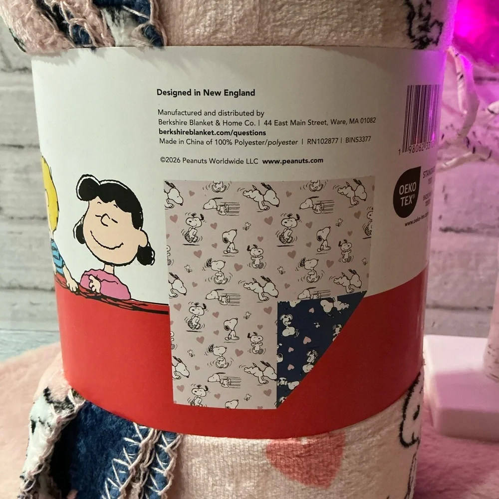 Berkshire Peanuts Snoopy Mini Poses And Hearts Reversible Throw-50” x 70”